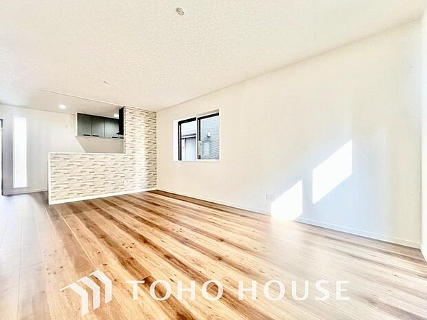 リビングも広く設け、訪れる人々を暖かく迎えてくれます。