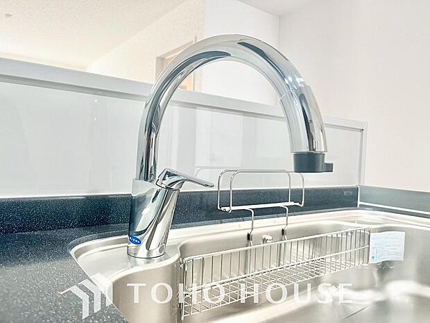 水栓に直接手を触れることなく吐水/止水の切り替えができる便利なタッチレス水栓が標準装備されています。