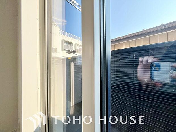 二層のガラスの間に空気層や特殊ガス層を作ることで断熱性能や結露防止効果を高めたサッシを装備してます。