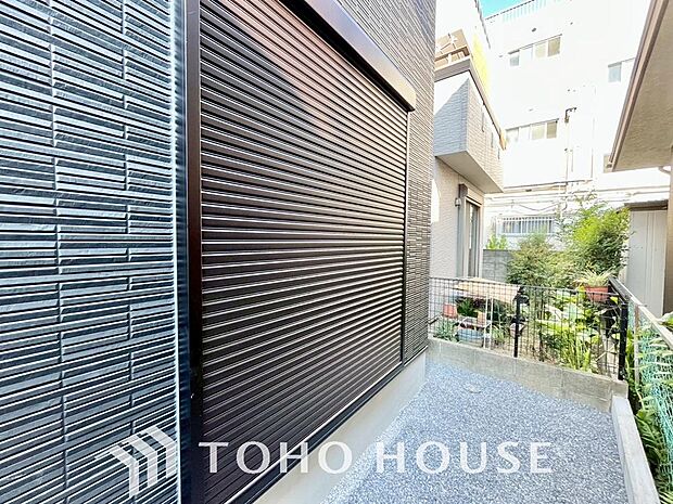 台風などの激しい雨風からお家を守るのはもちろん、空き巣対策などの防犯抑止や防音にも効果を発揮します。