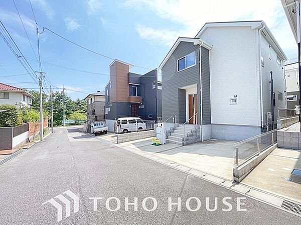 周辺環境とのコラボレーションにより明るく開放的な空間を演出しております。