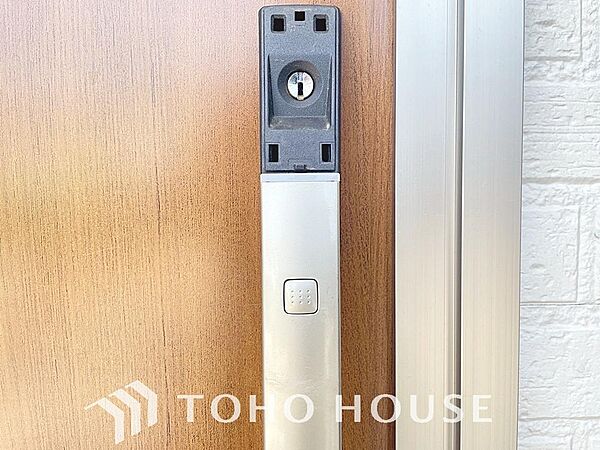ICチップを用いたカードキー等で玄関扉の施錠＆解錠が出来る設備。最近は鍵穴の無いドアも増えてます。