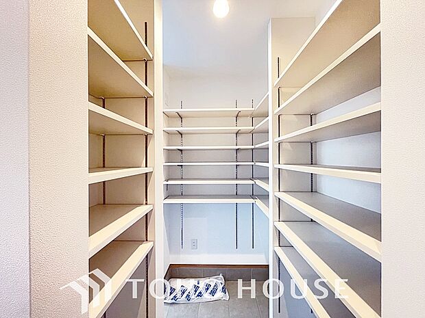 土足のまま入れるの玄関収納。ゴルフバックや部活&スポーツ用品、日常使いの傘なども収納できて便利です。