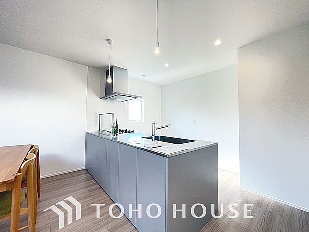 ご家族みんなで調理ができる位のスペースを実現したキッチン空間となっております。