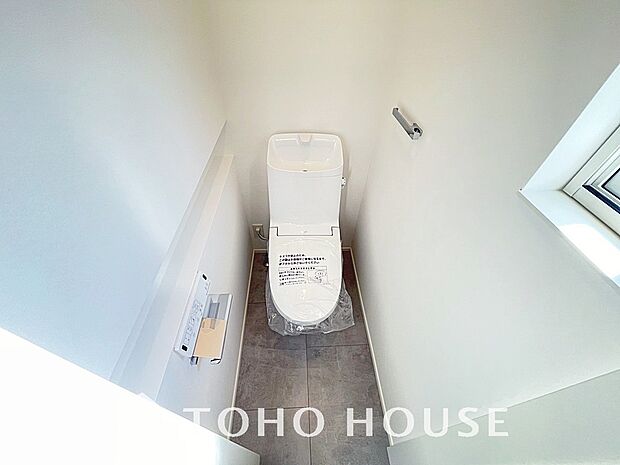 十分な広さと清潔感のあるカラーで纏まったおトイレ。時間に余裕とゆとりを持たせます。