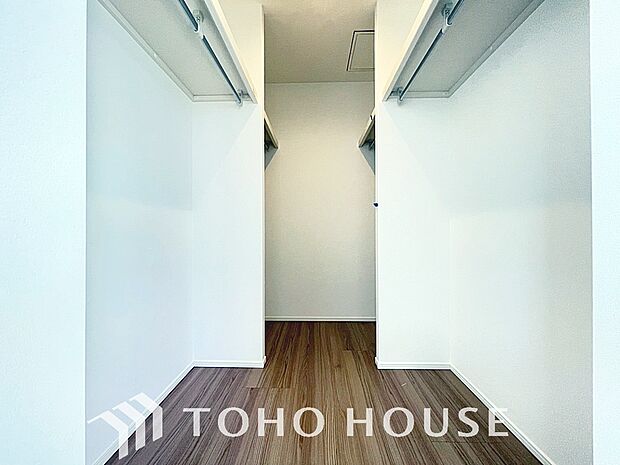 大容量のウォークインクローゼット。大きさ&広さの感覚が画像では伝わりづらいので是非現地をご覧下さい。