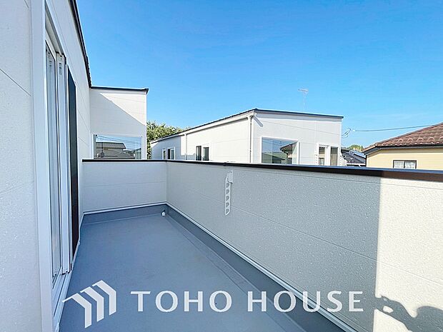 暖かい陽ざしが差込むバルコニーは、晴れた日には、洗濯物が良く乾きます。また、風通しも良好です。