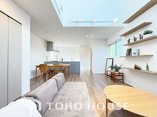 光が注がれる青い空から鮮やかに赤色にゆっくりと染まる。そんな優しい時間がここでは流れてゆく。