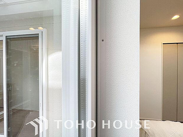 二層のガラスの間に空気層や特殊ガス層を作ることで断熱性能や結露防止効果を高めたサッシを装備してます。