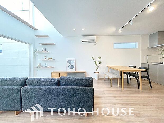 リビングも広く設け、訪れる人々を暖かく迎えてくれます。