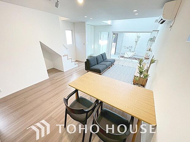 「何気ないひととき」光と風があふれる開放的なリビングダイニングには自然と家族みんなが集まってきます。明るく穏やかな空気のなかで飲んだり、食べたり、笑ったり。