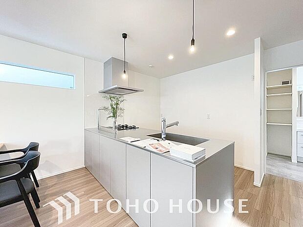 ご家族みんなで調理ができる位のスペースを実現したキッチン空間となっております。