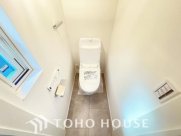 十分な広さと清潔感のあるカラーで纏まったおトイレ。時間に余裕とゆとりを持たせます。