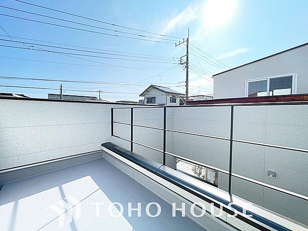 暖かい陽ざしが差込むバルコニーは、晴れた日には、洗濯物が良く乾きます。また、風通しも良好です。