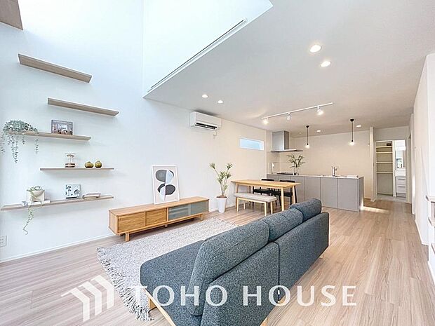 光が注がれる青い空から鮮やかに赤色にゆっくりと染まる。そんな優しい時間がここでは流れてゆく。