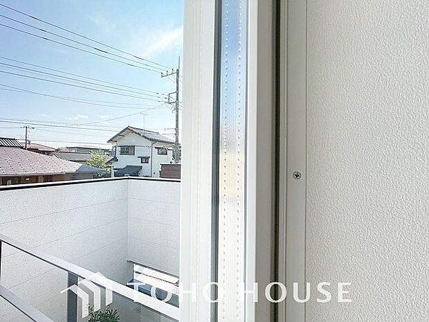 二層のガラスの間に空気層や特殊ガス層を作ることで断熱性能や結露防止効果を高めたサッシを装備してます。