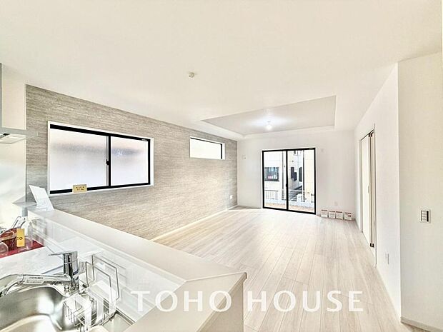 リビングも広く設け、訪れる人々を暖かく迎えてくれます。