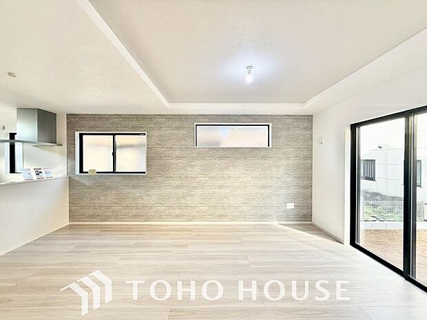 光が注がれる青い空から鮮やかに赤色にゆっくりと染まる。そんな優しい時間がここでは流れてゆく。