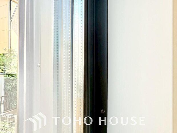 二層のガラスの間に空気層や特殊ガス層を作ることで断熱性能や結露防止効果を高めたサッシを装備してます。