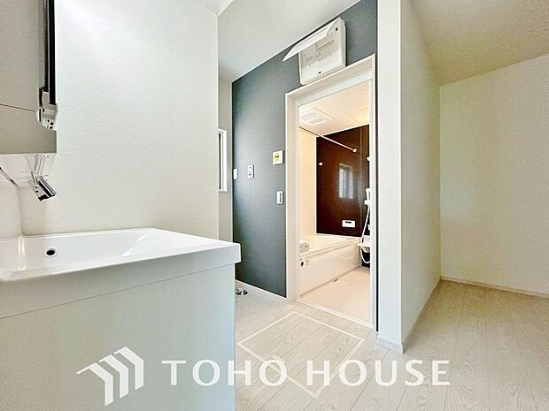 お家の中でも特にプライベートスペースとなる洗面所は、洗濯場所と浴室を同じ空間でまとめております。