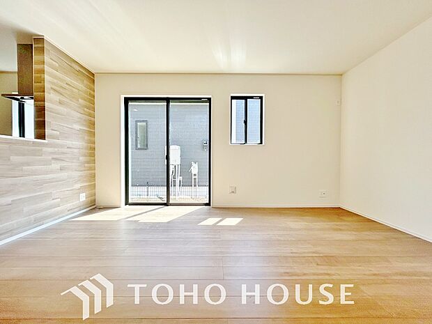 光と風があふれる開放的なリビングダイニングには自然と家族みんなが集まってきます。