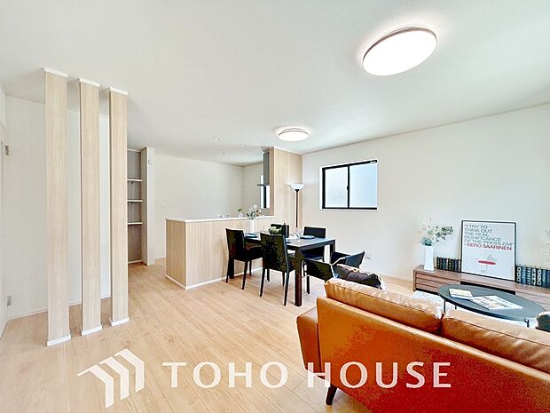 光と風があふれる開放的なリビングダイニングには自然と家族みんなが集まってきます。