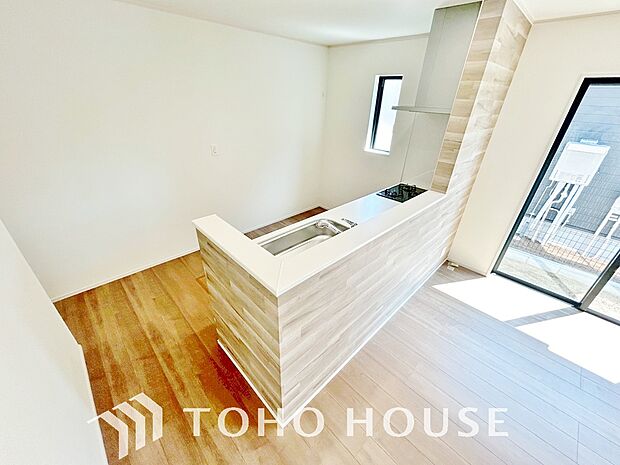 リビングで遊ぶお子様や寛ぐ家族と対話しをしながら家事を行えるのが自慢のキッチンスペースです。