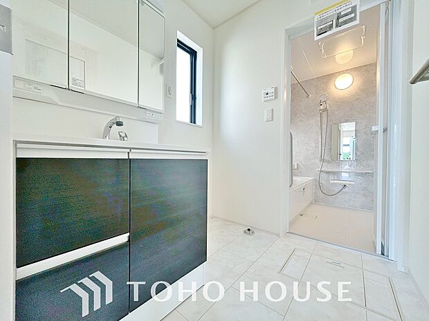 平日の朝であっても、落ち着きとくつろぎを感じられる空間。気持ちよく身だしなみを整えられます。