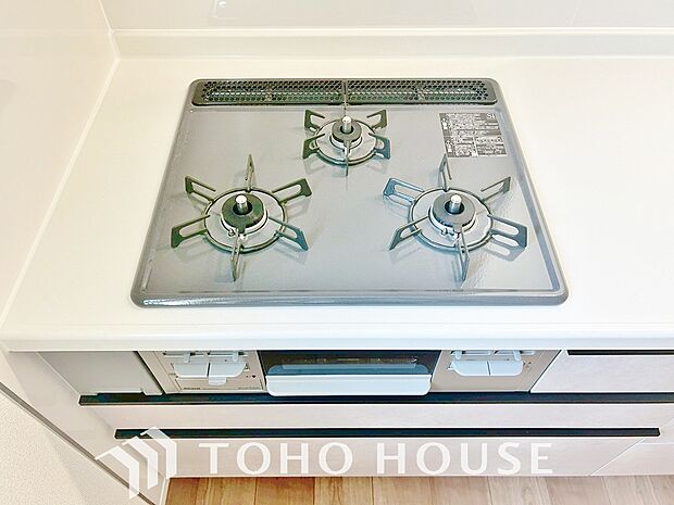 3口コンロは一度に複数のお料理を作ることができるメリットがあります。毎日のキッチンタイムを効率よく。