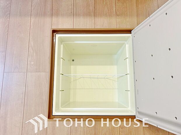 キッチン下部に設けた床下収納。缶詰のストックや非常食、梅酒や味噌などの保存食入れとして利用可です。