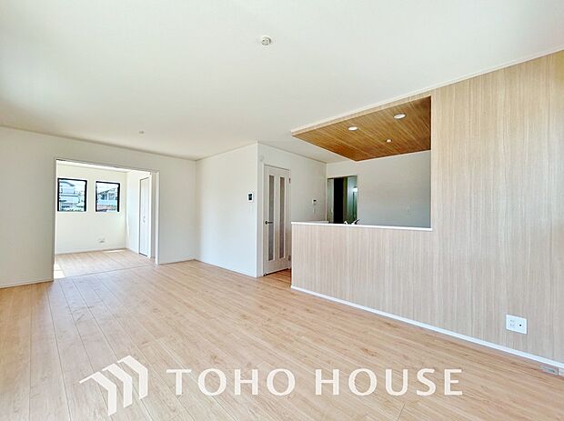 通風と採光を考慮したリビングは地域の鼓動を感じながらお寛ぎ頂くことが可能です。