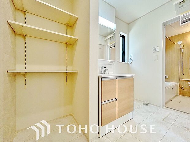 平日の朝であっても、落ち着きとくつろぎを感じられる空間。気持ちよく身だしなみを整えられます。