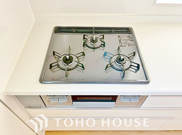 3口コンロは一度に複数のお料理を作ることができるメリットがあります。毎日のキッチンタイムを効率よく。
