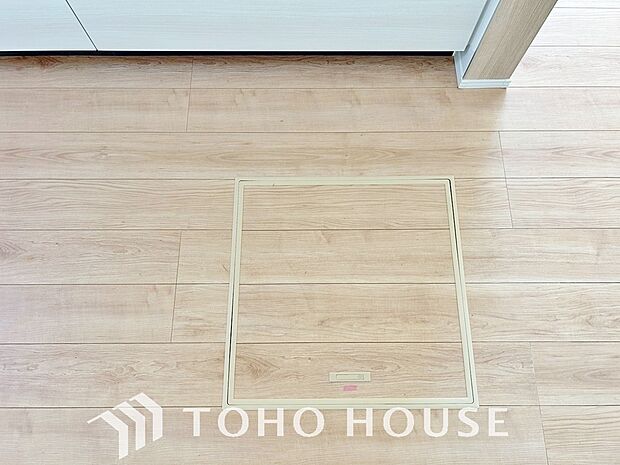 キッチン下部に設けた床下収納。缶詰のストックや非常食、梅酒や味噌などの保存食入れとして利用可です。