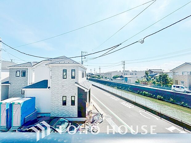 その豊かな眺望にふさわしい空間には、通風・採光にも優れ、心地よい光と風があふれています。