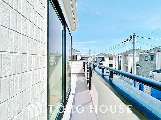 頬をなでる優しい風を感じることが出来るバルコニー。つい深呼吸をしたくなる気持ちの良い眺望です。