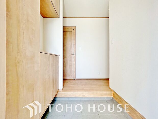 ゲストを招き、家族を迎える玄関は、ディスプレイや照明にこだわってみてはいかがでしょうか。