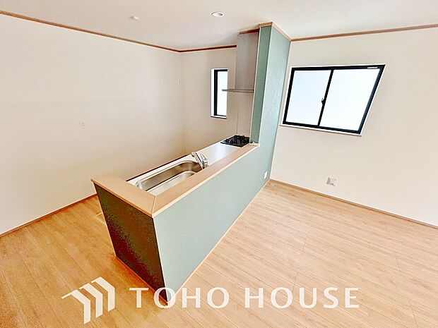 穏やかな陽光に包まれた癒しの空間。木のぬくもり感じるナチュラルな室内で、憩いの時をお過ごし下さい。