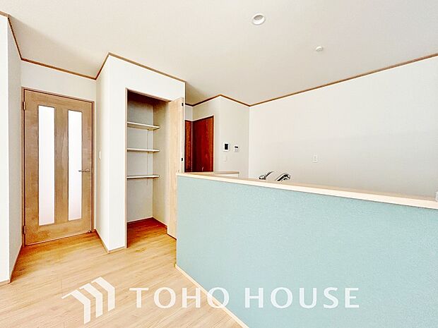 リビングで遊ぶお子様や寛ぐ家族と対話しをしながら家事を行えるのが自慢のキッチンスペースです。