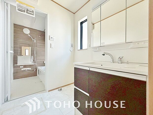 平日の朝であっても、落ち着きとくつろぎを感じられる空間。気持ちよく身だしなみを整えられます。