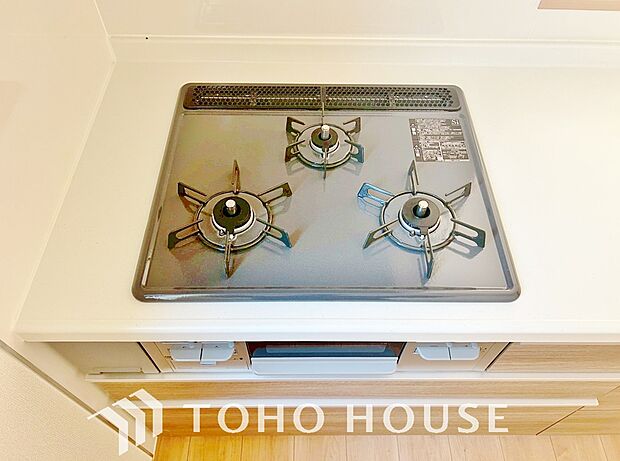 3口コンロは一度に複数のお料理を作ることができるメリットがあります。毎日のキッチンタイムを効率よく。