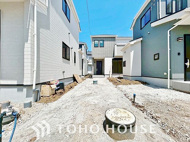 ゆったりとした駐車スペースを確保いたしましたので、大きめのお車でも駐車可能です。