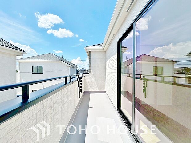 頬をなでる優しい風を感じることが出来るバルコニー。つい深呼吸をしたくなる気持ちの良い眺望です。