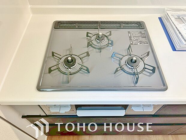 3口コンロは一度に複数のお料理を作ることができるメリットがあります。毎日のキッチンタイムを効率よく。