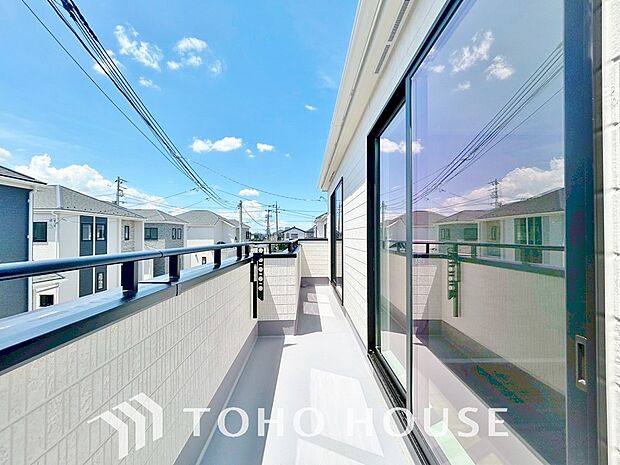 頬をなでる優しい風を感じることが出来るバルコニー。つい深呼吸をしたくなる気持ちの良い眺望です。