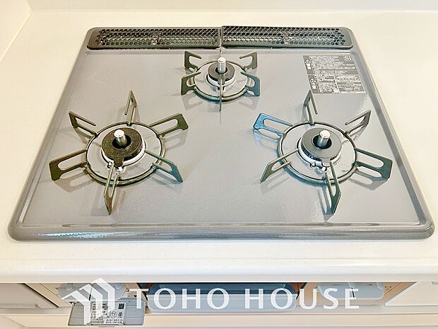 3口コンロは一度に複数のお料理を作ることができるメリットがあります。毎日のキッチンタイムを効率よく。