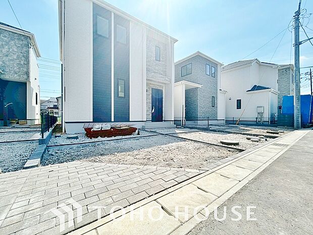 ゆったりとした駐車スペースを確保いたしましたので、大きめのお車でも駐車可能です。