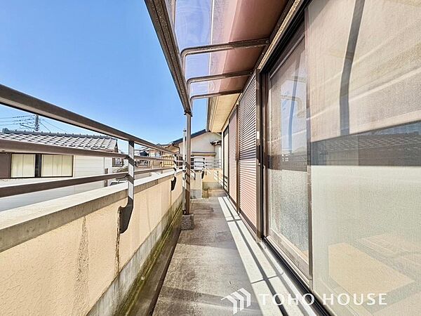 暖かい陽ざしが差込むバルコニーは、晴れた日には、洗濯物が良く乾きます。また、風通しも良好です。