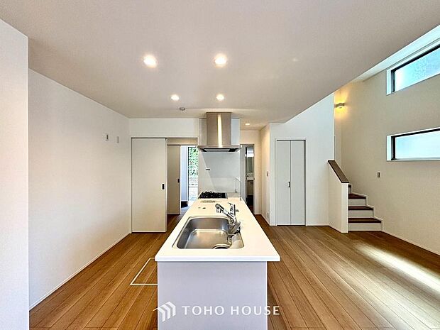 家は、ただ生活する場ではなく、笑顔の毎日、安らぎの日々のために、暮らしを愉しく、快適にする場所。