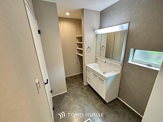 手で洗いたい大切な服など、広く使えると助かる洗面台は汚れの付きにくい形状と素材で造られております。